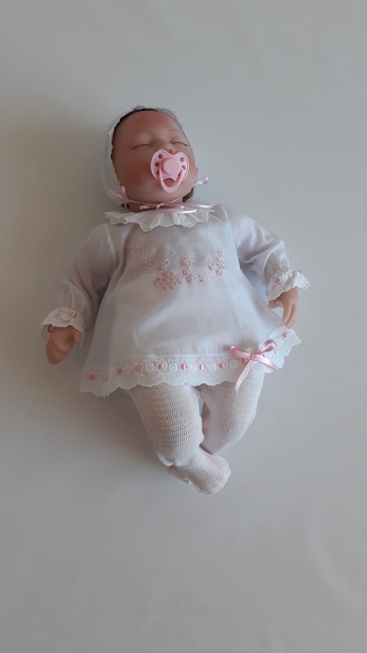 PRIMERA PUESTA BORDADA A MANO